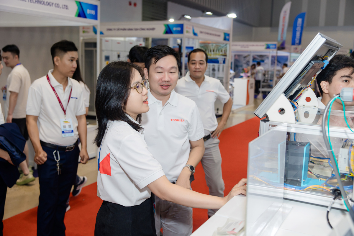 Chụp ảnh hoạt động tại gian hàng