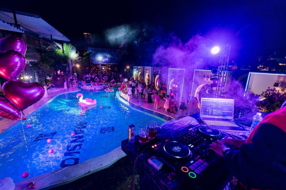 video doanh nghiệp viral TikTok và LinkedIn