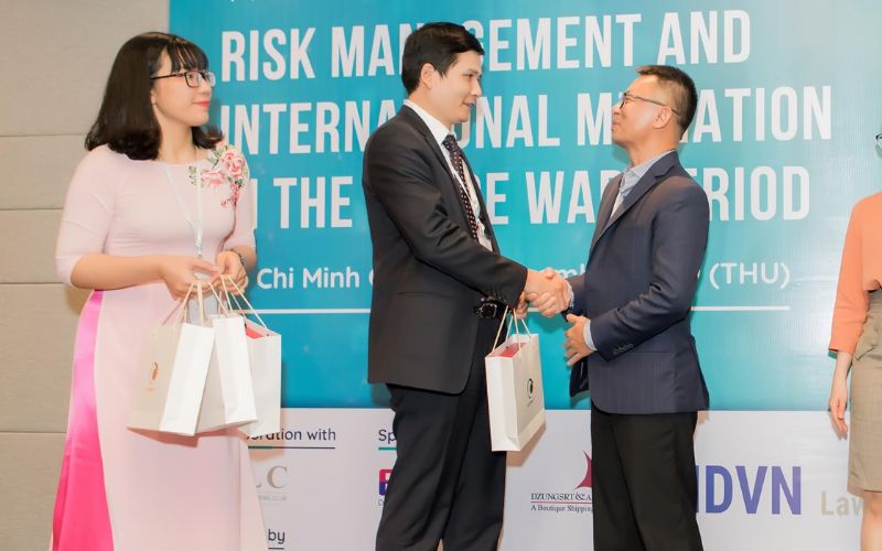 Chụp ảnh lễ kỷ niệm thành lập công ty